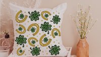 lucky horseshoe St Patricks day kitchen towel for friend, green shamrock hand towels for bathroom, lucky charm gift, St Pattys day bar towel