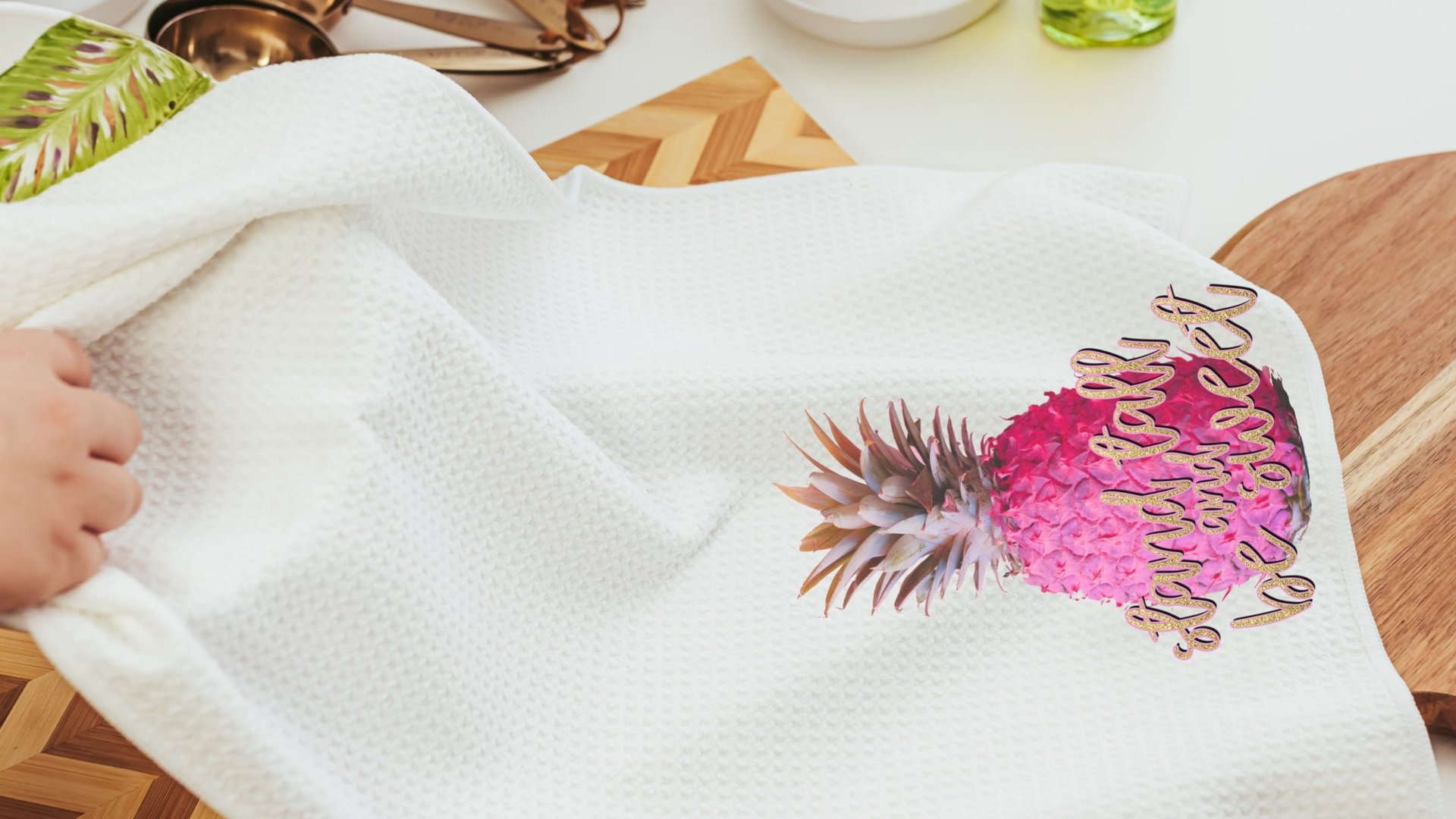 pink pineapple kitchen towels for friends, stand tall like a pineapple tropical kitchen decor, Galentines Day gifts for best friends, new