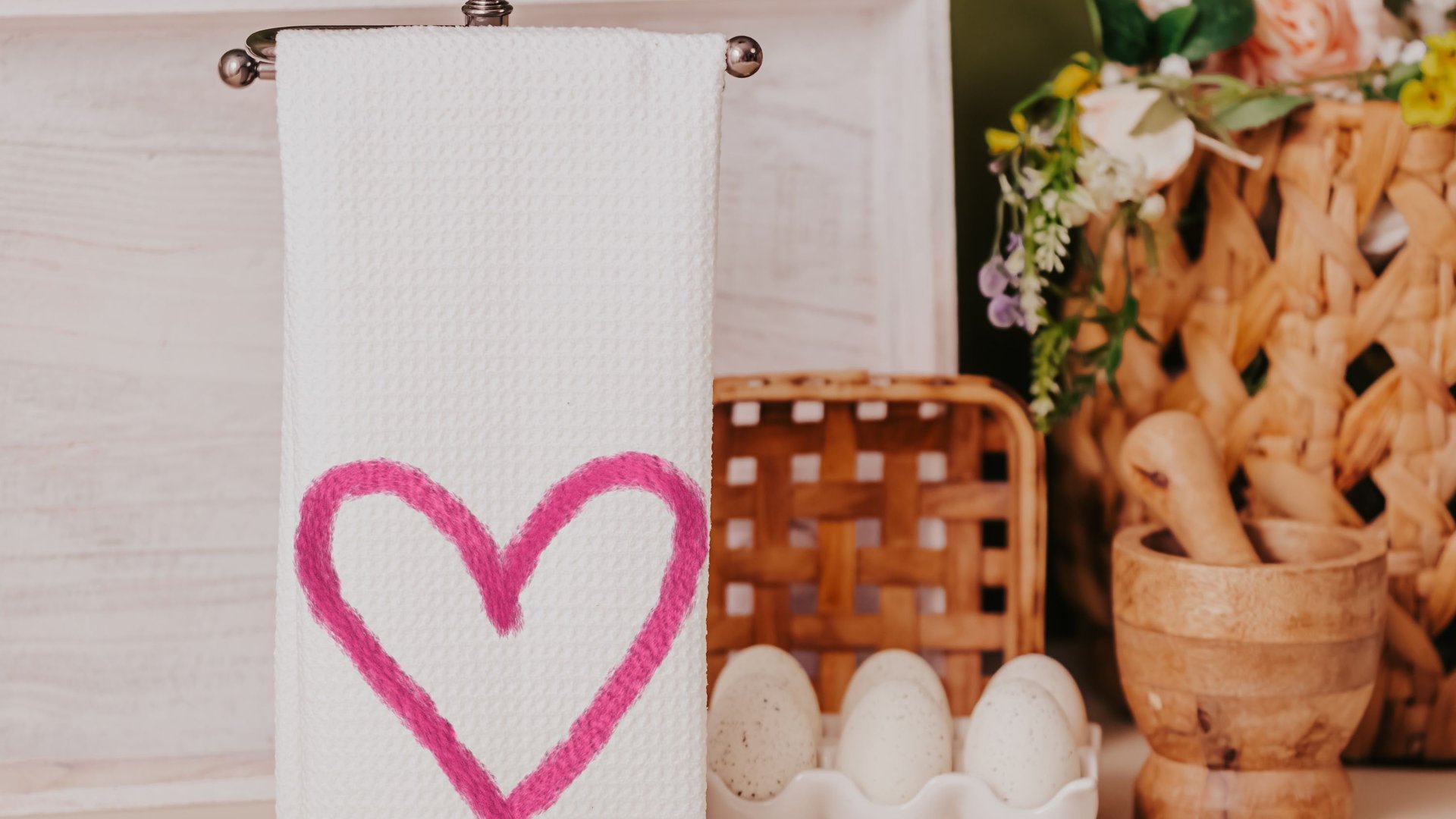 faux yarn pink heart kitchen towels, cute Valentines kitchen decor, fun Valentines gifts for friend, knitting gifts for knitters, best gifts