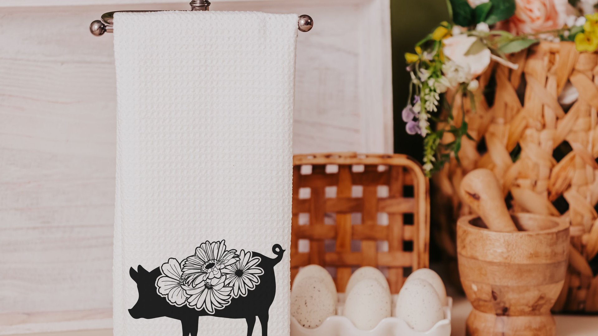 floral pig kitchen towels for Spring, farmhouse kitchen decor, cute pig gifts for pig lovers, black and white flower hand towel for bathroom