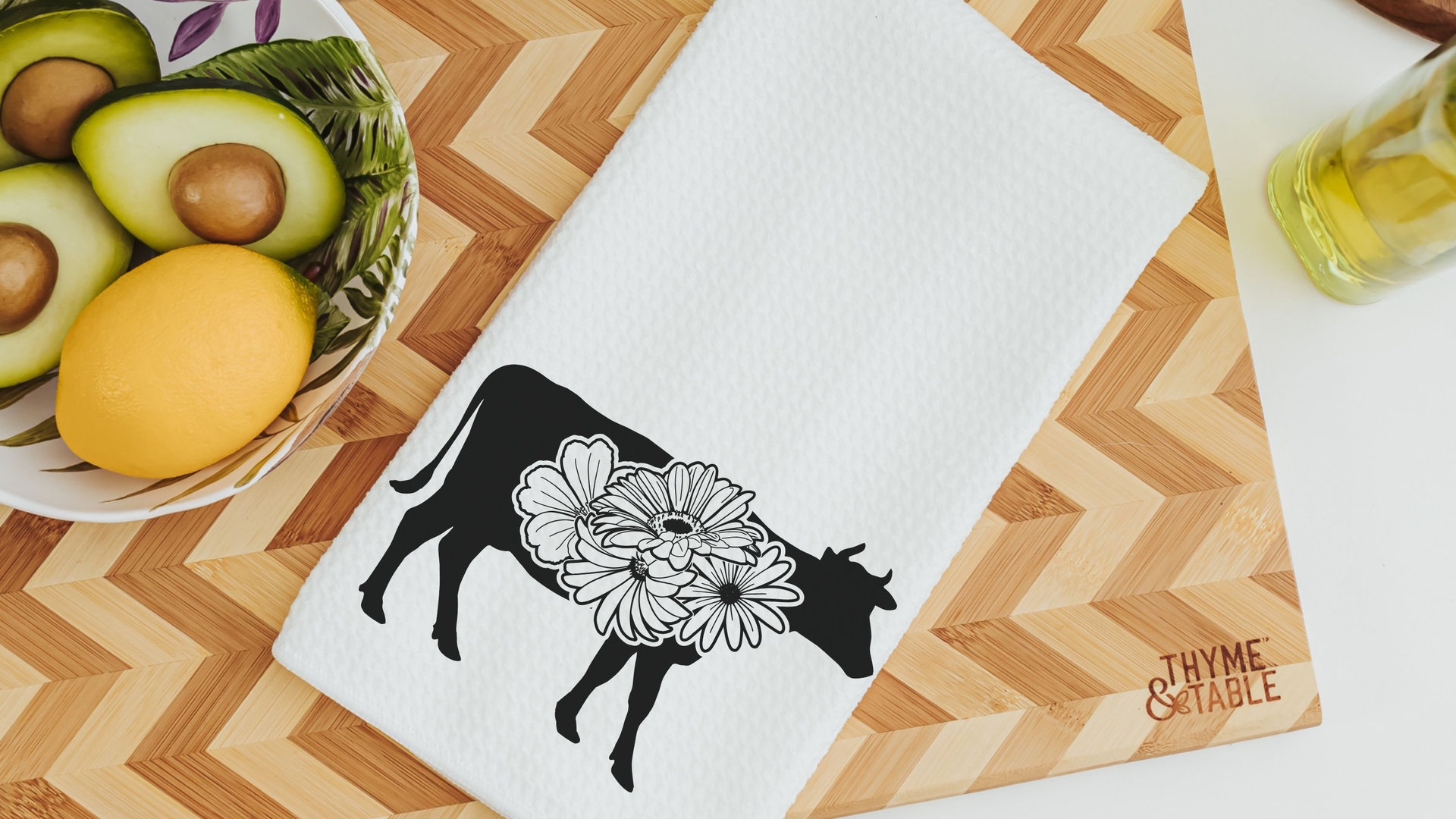 floral pig kitchen towels for Spring, farmhouse kitchen decor, cute pig gifts for pig lovers, black and white flower hand towel for bathroom