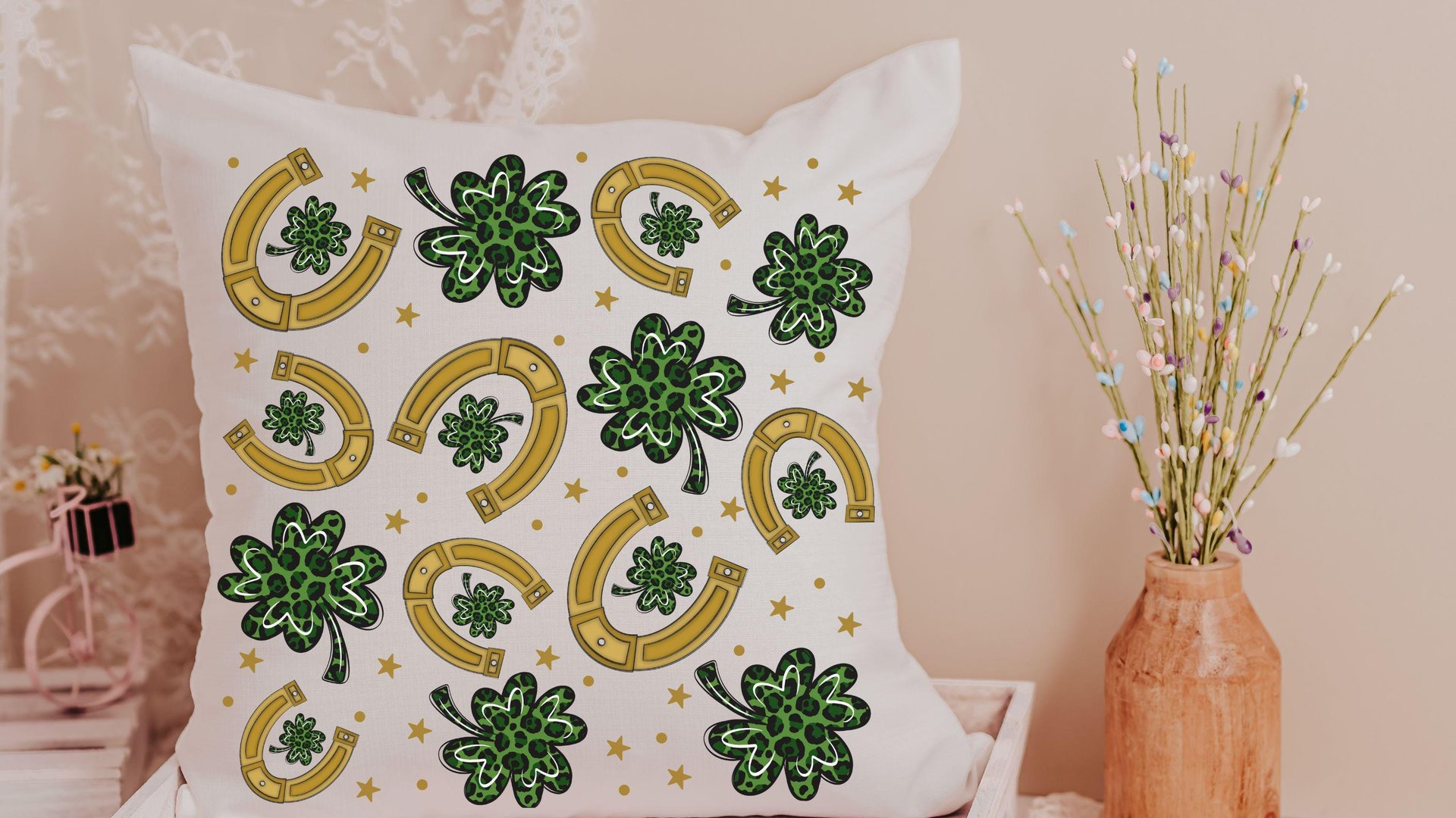 lucky horseshoe St Patricks day kitchen towel for friend, green shamrock hand towels for bathroom, lucky charm gift, St Pattys day bar towel