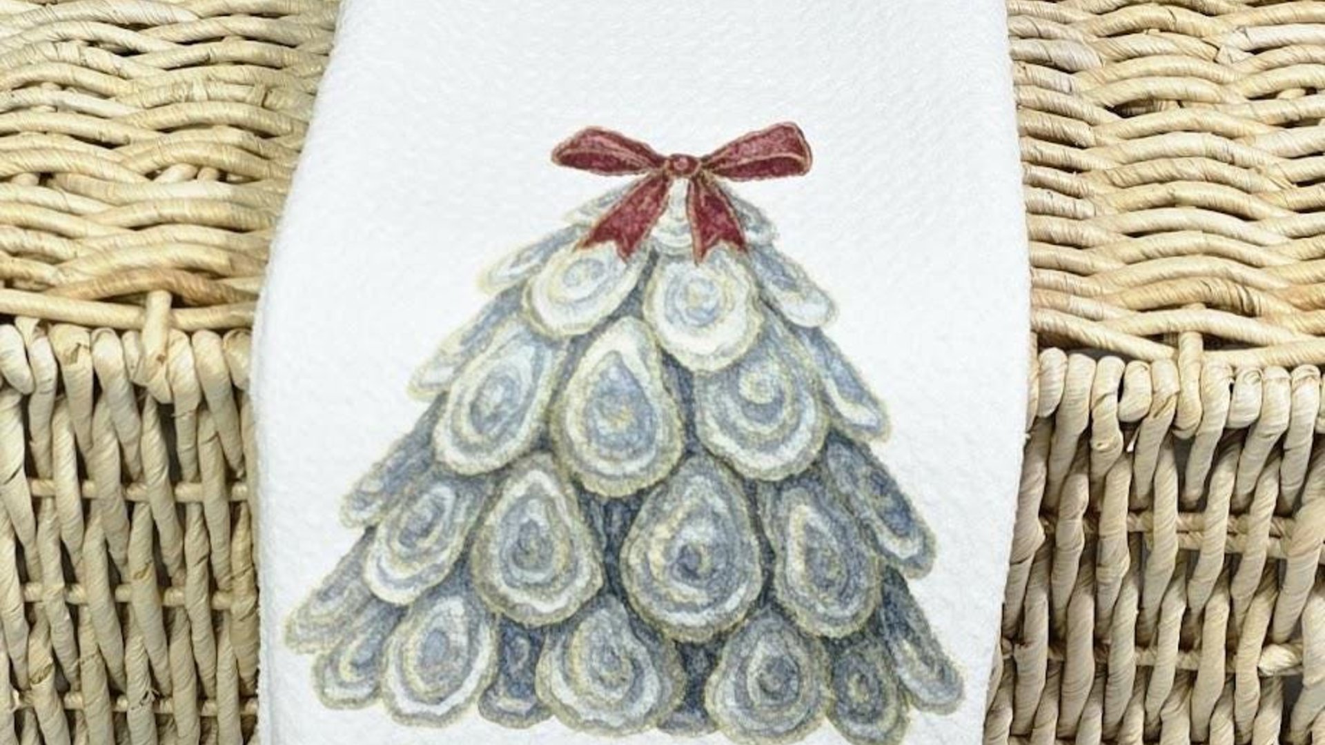 oyster shell Christmas wreath hand towels for powder room, oyster Christmas gifts for beach lovers, holiday hosting decor home decor gift